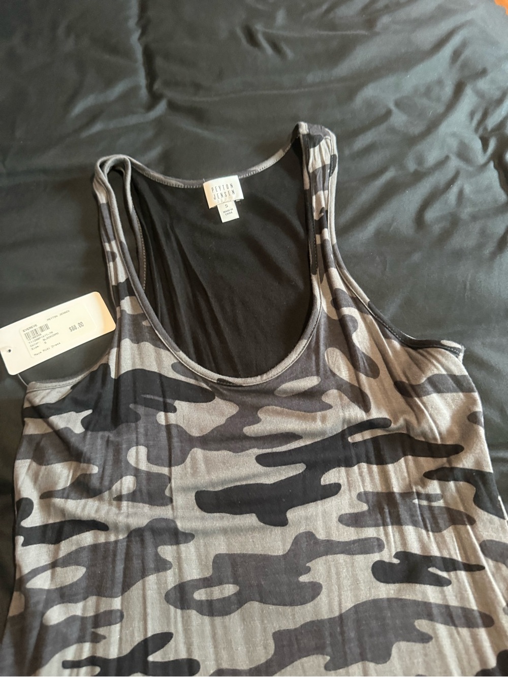 Evereve Gray & Black Camo Scoop Neck Tank